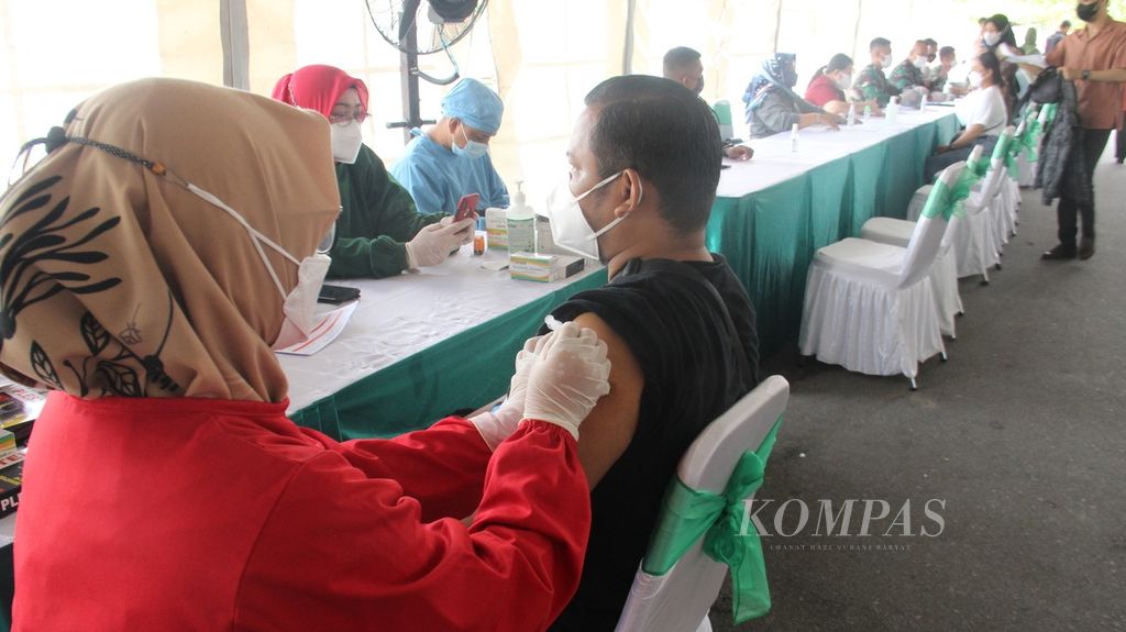 Vaksinasi Covid-19 di Kota Pontianak, Kalimantan Barat, Oktober 2021.