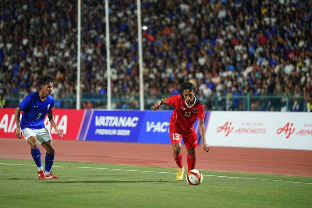 Pemain Indonesia, M Haykal Alhafiz (kanan), berancang-ancang mengoper bola ke pertahanan Kamboja pada laga penyisihan Grup A sepak bola putra SEA Games Kamboja 2023 di Phnom Penh, Kamboja, Rabu (10/5/2023). Skuad U-22 Indonesia menang, 2-1.