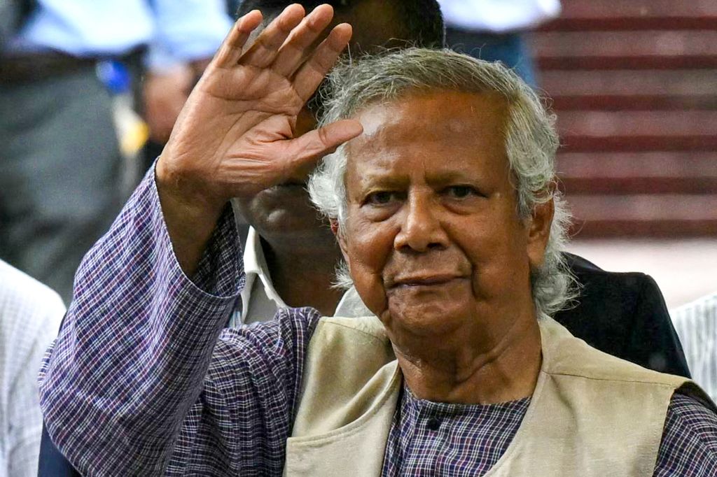 Peraih penghargaan Nobel Perdamaian 2006, Muhammad Yunus, menyapa warga setelah meletakkan karangan bunga di Taman Makam Pahlawan di Dhaka, Bangladesh, Jumat (9/8/2024). 