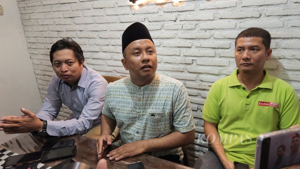 Kuasa hukum Almas Tsaqibbirru, Arif Sahudi (tengah), menjelaskan kepada awak media tentang gugatan Almas kepada Gibran Rakabuming Raka yang diajukan ke Pengadilan Negeri Kota Surakarta, di Kota Surakarta, Jawa Tengah, Jumat (2/2/2024).