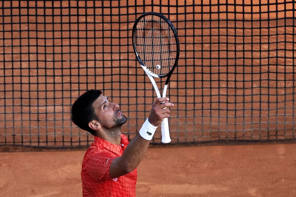 Petenis Serbia Novak Djokovic merayakan kemenangan atas Ivan Gakhov pada laga babak kedua turnamen tenis Monte-Carlo ATP Masters, Selasa (11/4/2023).