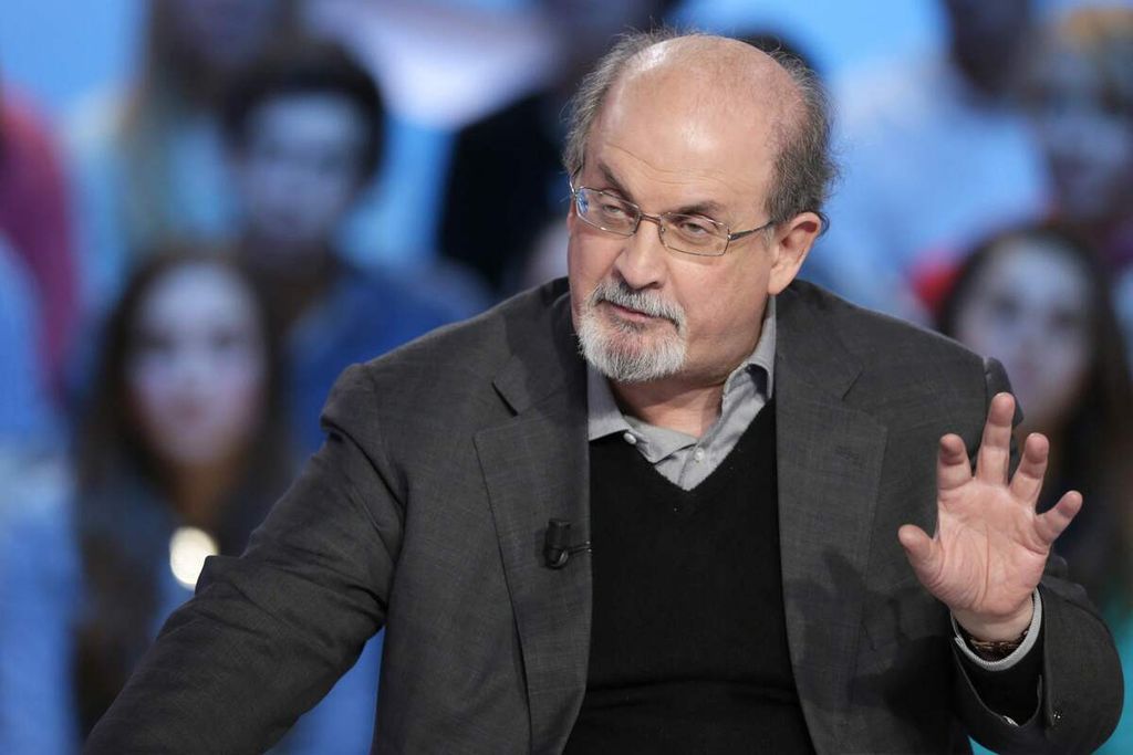 Dalam foto yang diambil pada 16 November 2012 ini, sastrawan Salman Rushdie menjadi narasumber pada program televisi ”Le grand journal” pada Canal+ di Paris, Perancis. 