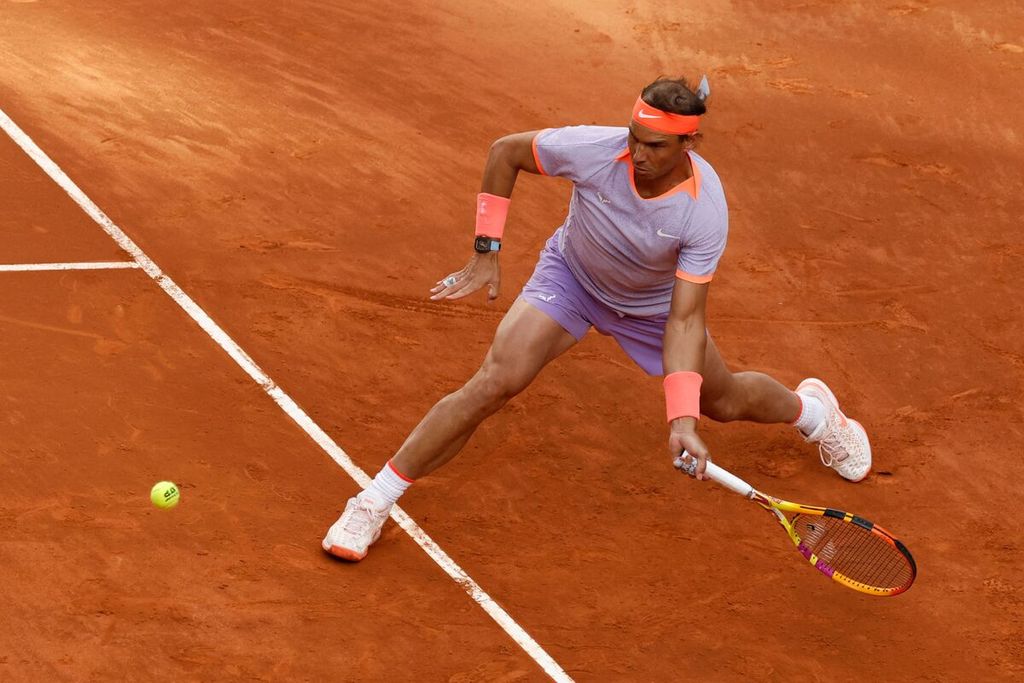 Rafael Nadal saat bertanding lawan Darwin Blanch pada turnamen ATP Masters 1000 Madrid, Kamis (25/4/2024). 