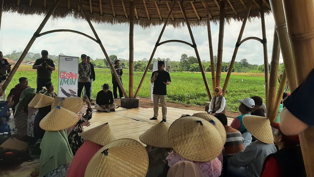Calon wakil presiden nomor urut 1, Muhaimin Iskandar, berdialog bersama petani di Daipong Betutu Tepi Sawah, Rogojampi, Banyuwangi, Jawa Timur (28/12/2023). 
