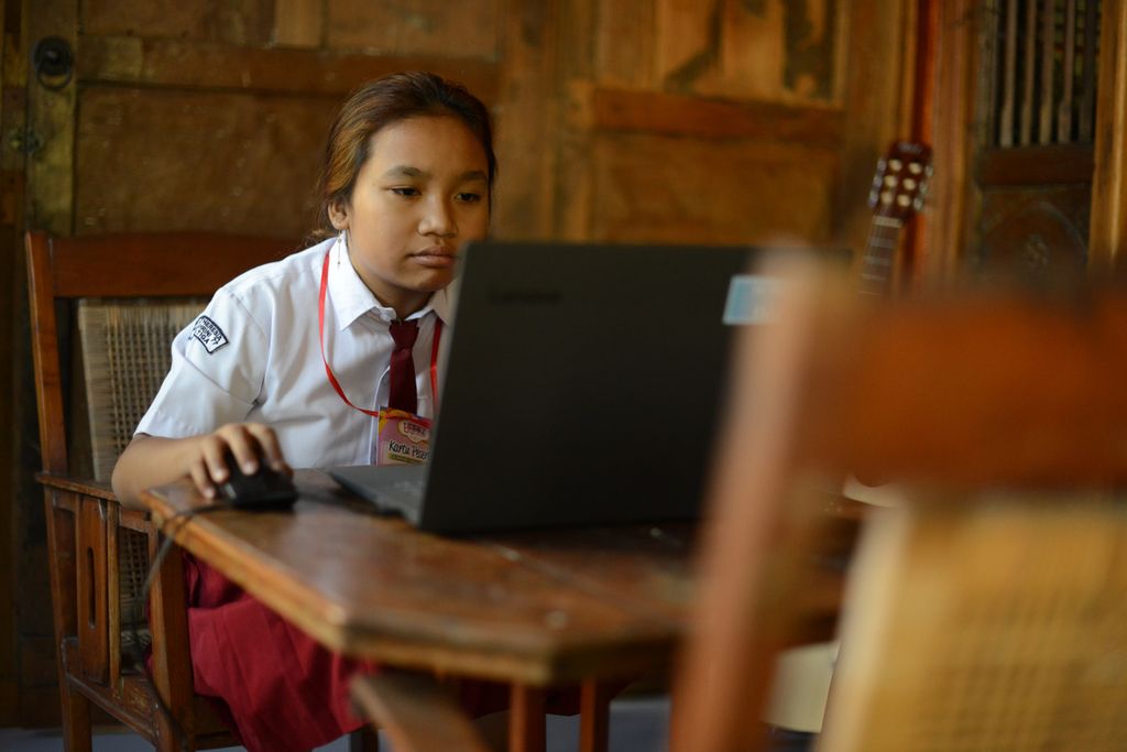 Murid SD mengikuti Olimpiade Sains tingkat Provinsi Jawa Tengah secara daring menggunakan aplikasi Zoom di rumahnya di Kota Salatiga, Jawa Tengah, Minggu (30/8/2020). Keberadaan bermacam peranti lunak percakapan video berbasis internet memungkinkan sejumlah kompetisi pendidikan tetap dilangsungkan selama pandemi meski harus secara daring.