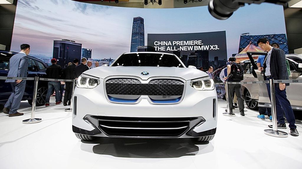 Mobil konsep BMW iX3 listrik ditampilkan selama pratinjau media dalam pameran otomotif China Auto 2018 pada 25 April 2018 di Beijing, China. Sejumlah perusahaan Jerman telah merasakan dampak perang dagang yang disulut isu tarif antara Amerika Serikat dan China.