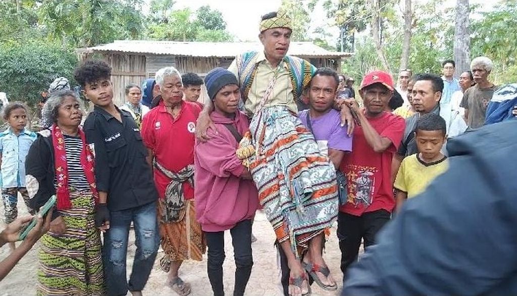 Koordinator Masyarakat Adat Pubabu-Besipae, Nikomdemus Manao, digotong beramai-ramai sesaat setelah keluar dari penjara di Soe, Kabupaten Timor Tengah Selatan, Nusa Tenggara Timur, Senin (14/8/2023).