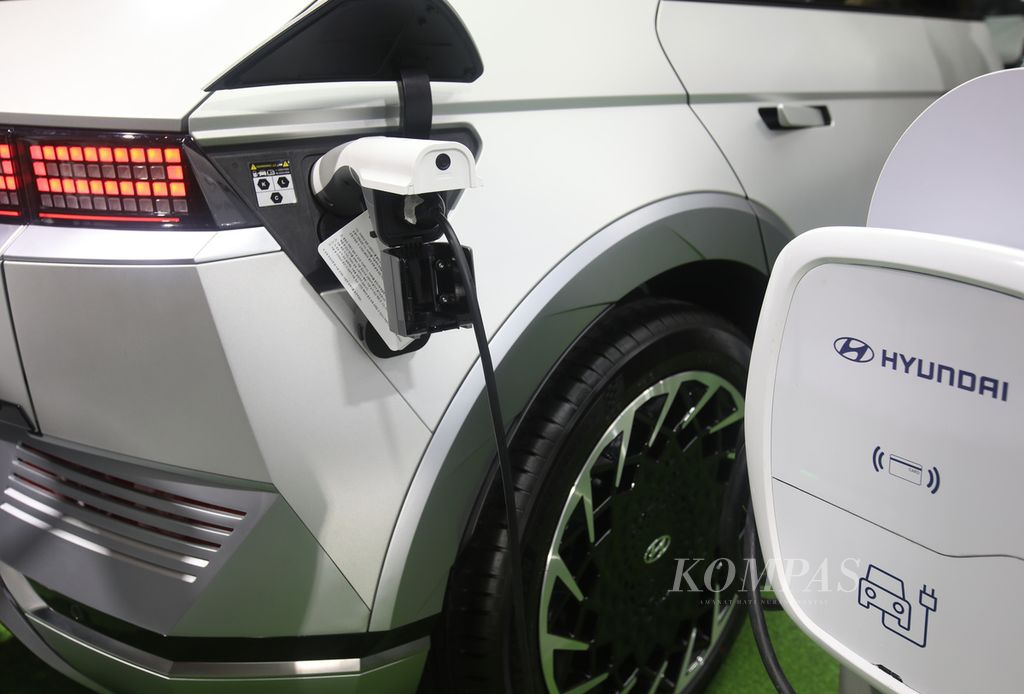 Soket pengisian tenaga baterai Hyundai Ioniq 5 yang juga dilengkapi fitur V2L (<i>vehicle-to-load</i>) yang bisa digunakan untuk memasok daya listrik peralatan di luar mobil. 