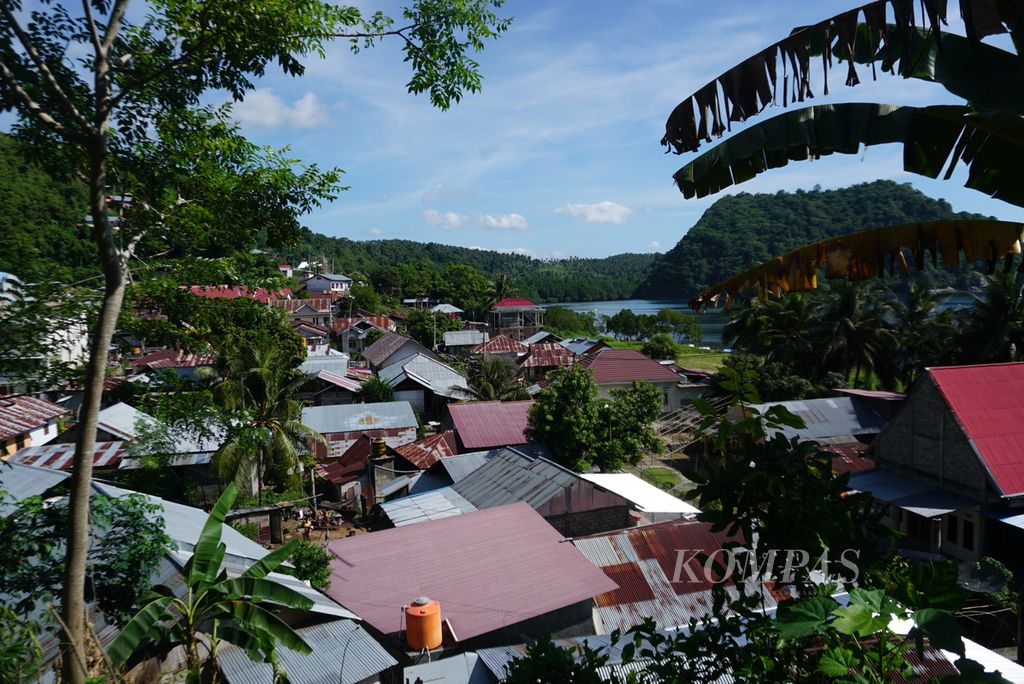 Pemandangan Desa Mangkit, Kecamatan Belang, Minahasa Tenggara, Sulawesi Utara, Rabu (10/1/2024). Desa itu berpenduduk 700-an orang yang terbagi ke dalam 212 keluarga.