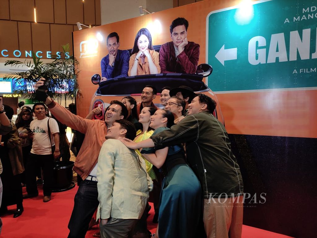 Kerabat kerja <i>Ganjil Genap</i> berswafoto seusai gala premier film drama tersebut di Jakarta, Rabu (21/6/2023).