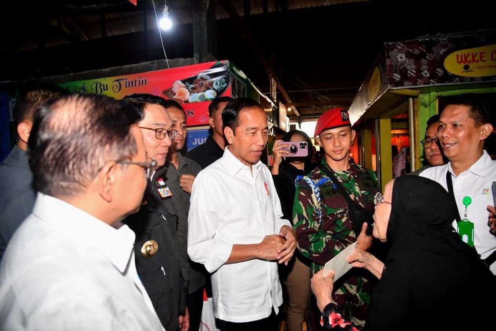 Presiden Joko Widodo bertemu Bu Eha di Pasar Cihapit, Kota Bandung, Jawa Barat, Rabu (12/7/2023).