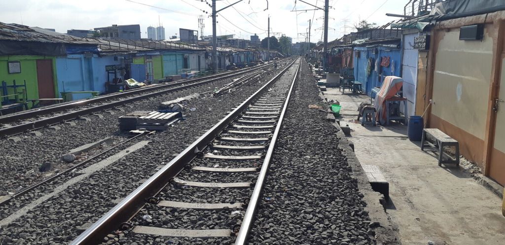 Lokasi tempat prostitusi ilegal yang berdiri di tepi rel kereta api, di Rawa Bebek, Jakarta Utara, Rabu (22/1/2020).