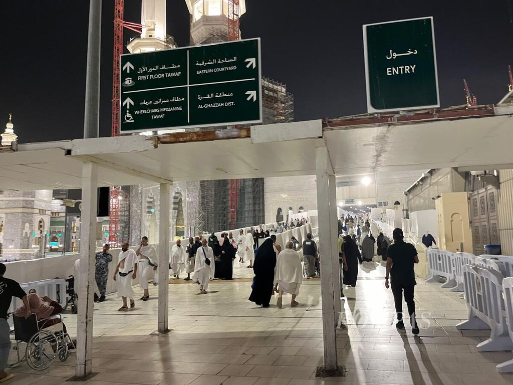The Masjidil Haram complex in the city of Mecca, Saudi Arabia, is crowded with members of the Hajj congregation from various countries who are performing the obligatory Umrah pilgrimage on Wednesday night, May 22, 2024.