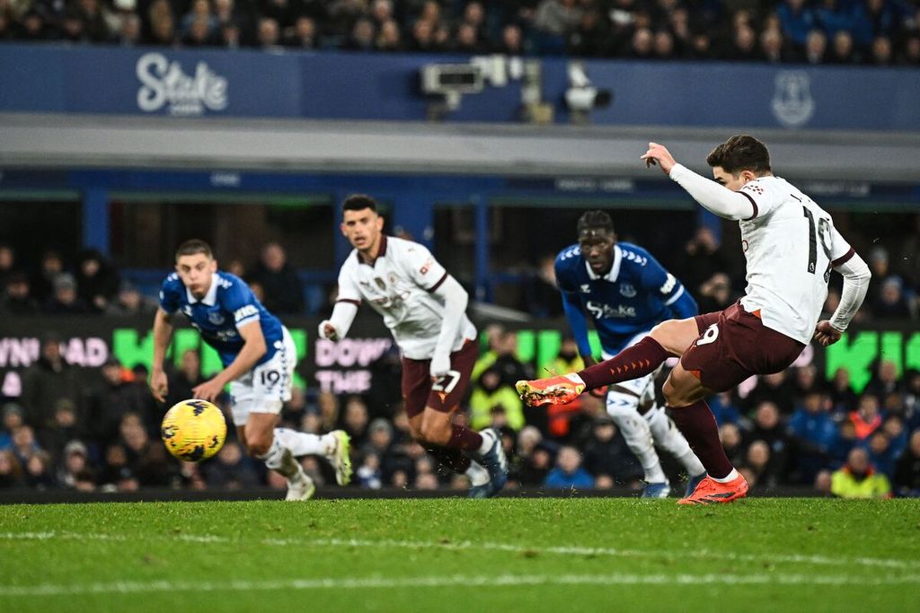 Striker Manchester City, Julian Alvarez, mencetak gol melalui titik penalti ke gawang Everton, Kamis (28/12/2023) dini hari WIB. 
