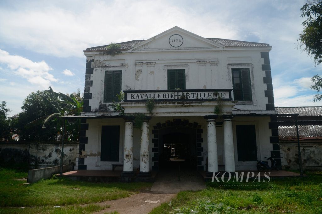Salah satu situs bangunan bersejarah yang merupakan tangsi militer di Pura Mangkunegaran, Kota Surakarta, Jawa Tengah, Minggu (6/3/2022). Mangkunegaran pada masanya pernah memiliki pasukan militer modern yang disebut Legiun Mangkunegaran.