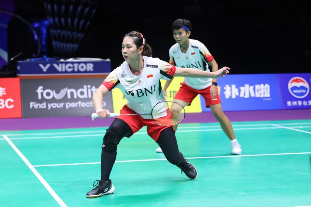 The women's doubles team of Siti Fadia Silva Ramadhanti/Ribka Sugiarto faced off against Chen Qing Chen/Jia Yi Fan (China) in the second match of the Uber Cup finals at the Chengdu Hi Tech Zone Sports Centre Gymnasium, China, on Sunday (5/5/2024). Chen/Jia won with a score of 21-11, 21-8.