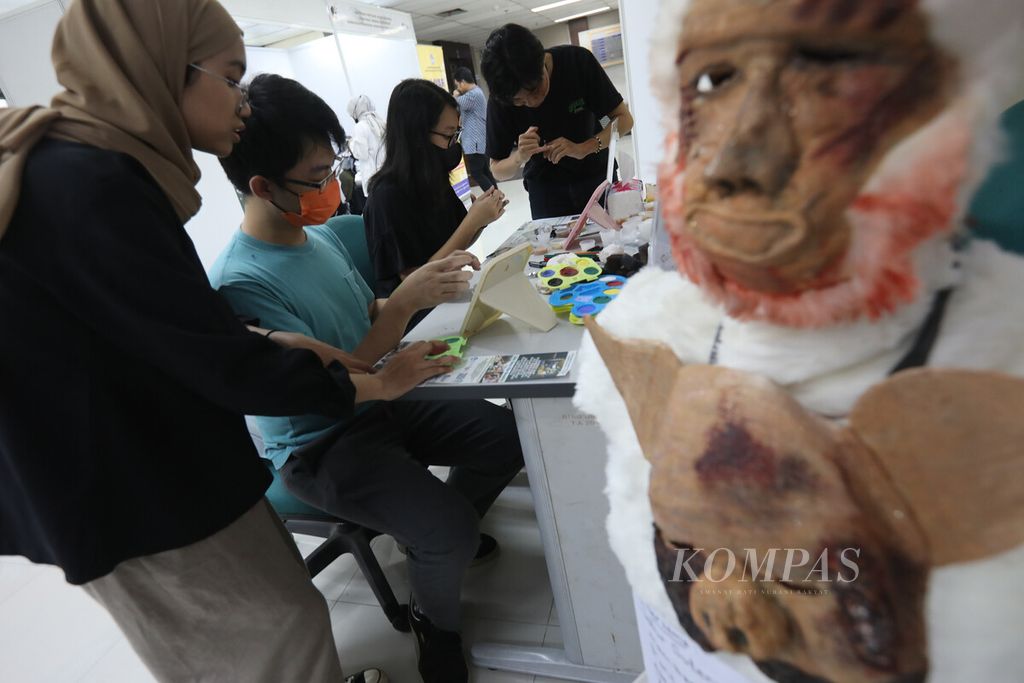 Stan pameran dari Jalur Sutera Flm Nusantara menyediakan pelatihan <i>make-up special effetct </i>(SFX) untuk kebutuhan produksi film fantasi dalam acara Pameran Film Nasional di Gedung Film, Pancoran, Jakarta, Senin (6/3/2023). 