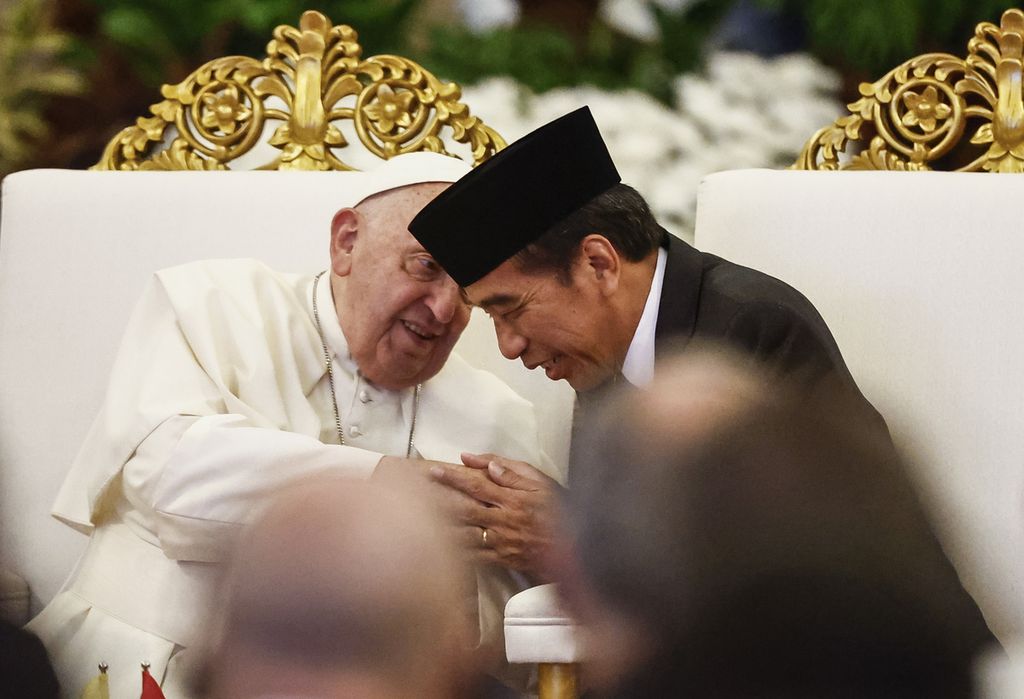 Paus Fransiskus dan Presiden Joko Widodo dalam pertemuan dengan para pejabat Indonesia, masyarakat sipil, dan korps diplomatik di Istana Negara, Jakarta, Rabu (4/9/2024). 