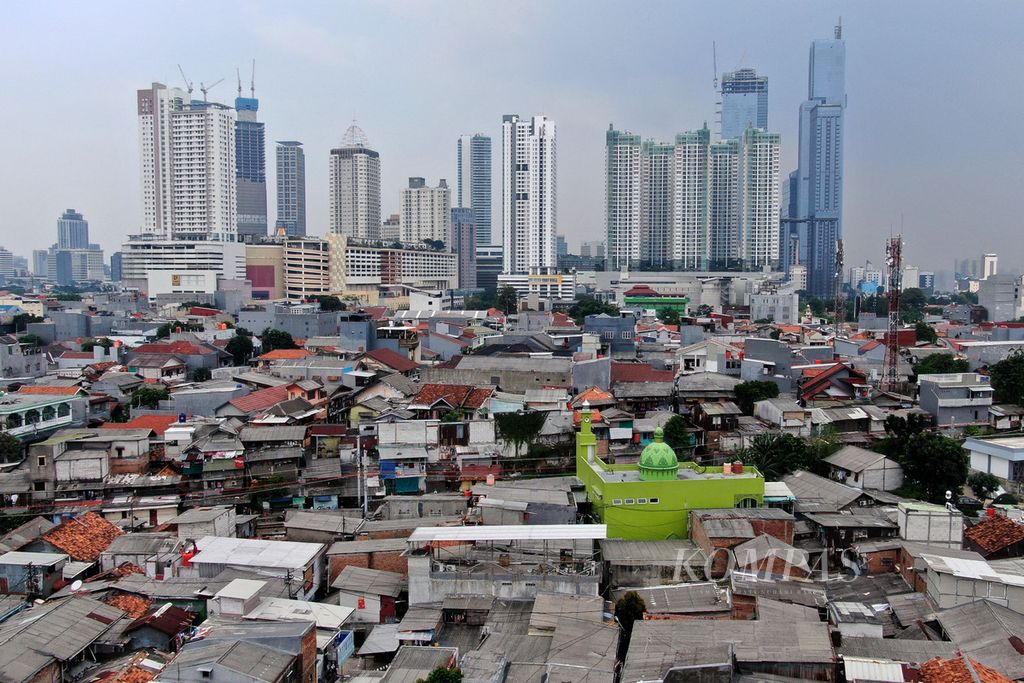 Kepadatan hunian penduduk dengan latar belakang gedung bertingkat di kawasan Tanah Abang, Jakarta, Kamis (15/9/2022). Sejumlah lembaga swadaya masyarakat yang peduli pada masalah lingkungan menyampaikan bahwa polusi udara masih jadi masalah serius bagi warga Jakarta. 