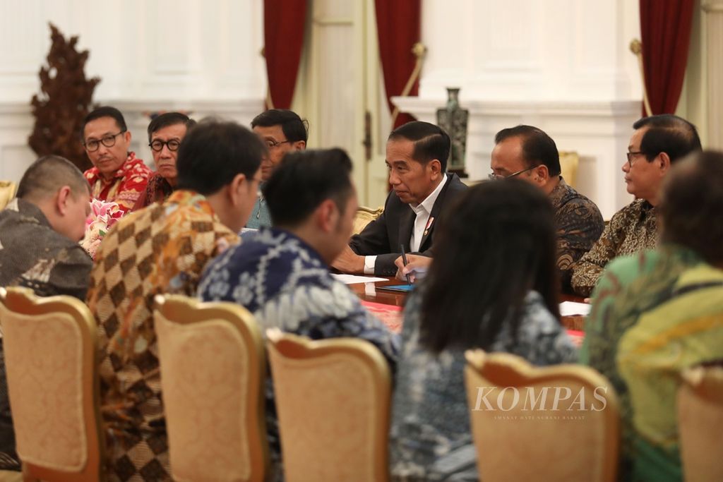 Presiden Joko Widodo saat pertemuan dengan pimpinan DPR, para ketua di DPR, dan pimpinan Komisi III DPR di Istana Merdeka, Jakarta, Senin (23/9/2019). Pertemuan tersebut untuk membahas sejumlah isu, salah satunya Rancangan Kitab Undang-undang Hukum Pidana (RKUHP). 