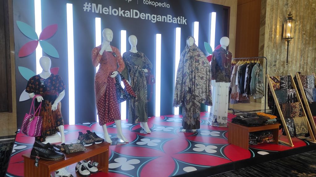 Produk batik yang diperjualbelikan di Tokopedia. Kegiatan ini bersamaan dengan peluncuran program #MelokalDenganBatik yang dilakukan oleh Tiktok Shop Indonesia dan Tokopedia, Senin (5/2/2024), di Yogyakarta.