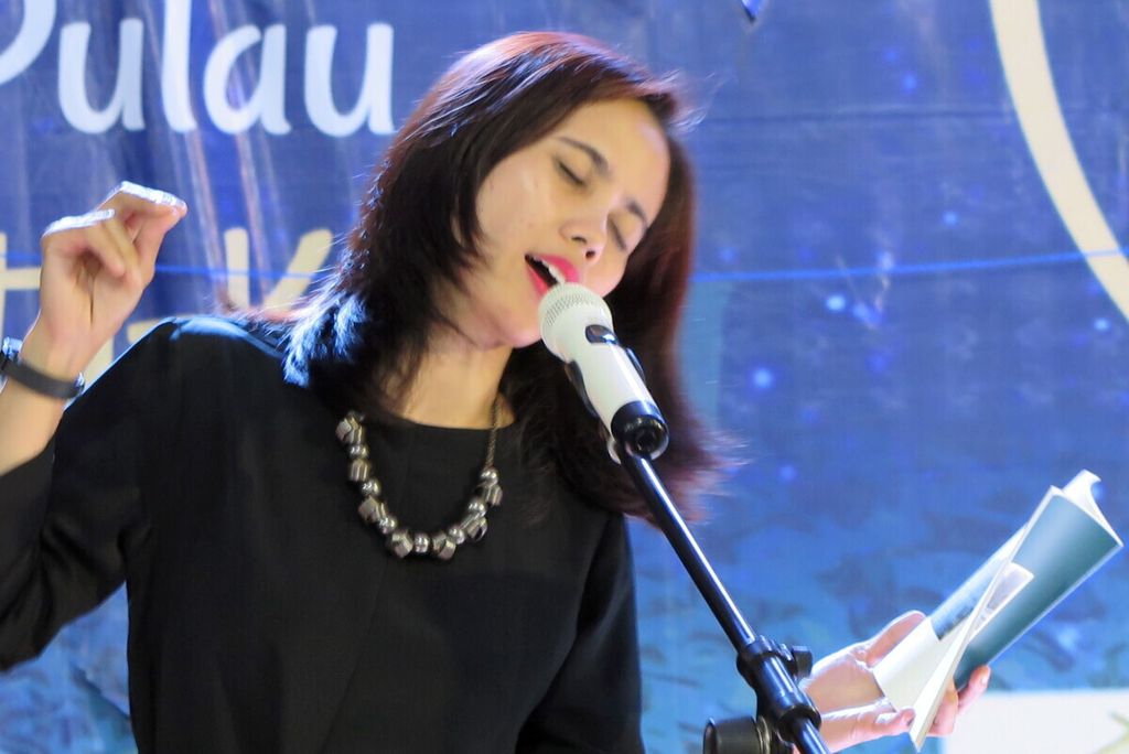 Penyair Ratna Ayu Budiarti sedang membaca puisi diiringi lagu “Havana” dari Camila Cabello dalam perhelatan Tegal Mas Island International Poetry Festival, 24-26 Januari 2020 di Lampung.