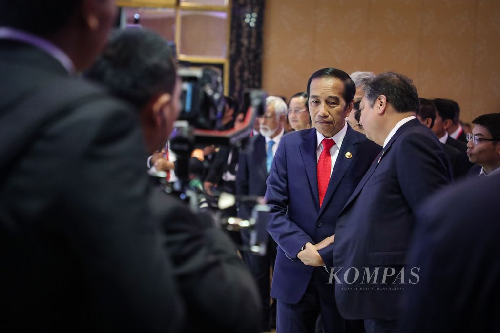 Presiden Joko Widodo (kiri) berbincang dengan Menteri Koordinator Bidang Perekonomian Airlangga Hartarto (kanan) saat meninjau pameran proyek inovatif dan inklusif dari sejumlah perusahaan di Hotel Mulia, Jakarta, Selasa (5/9/2023). Presiden Jokowi resmi membuka rangkaian ASEAN Indo-Pacific Forum sebagai bagian dari KTT Ke-43 ASEAN. 
