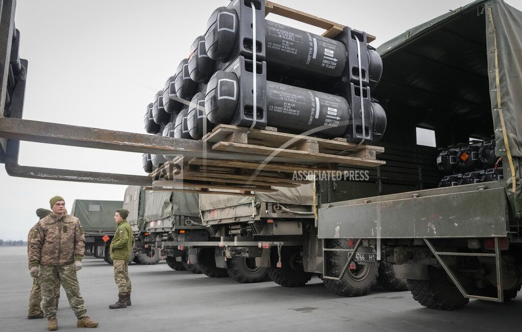 Prajurit Ukraina mengangkut rudal anti-tank Javelin bantuan dari Amerika Serikat untuk Ukraina, ke truk militer di bandara Boryspil, Kyiv, Ukraina, Jumat, 11 Februari 2022. 