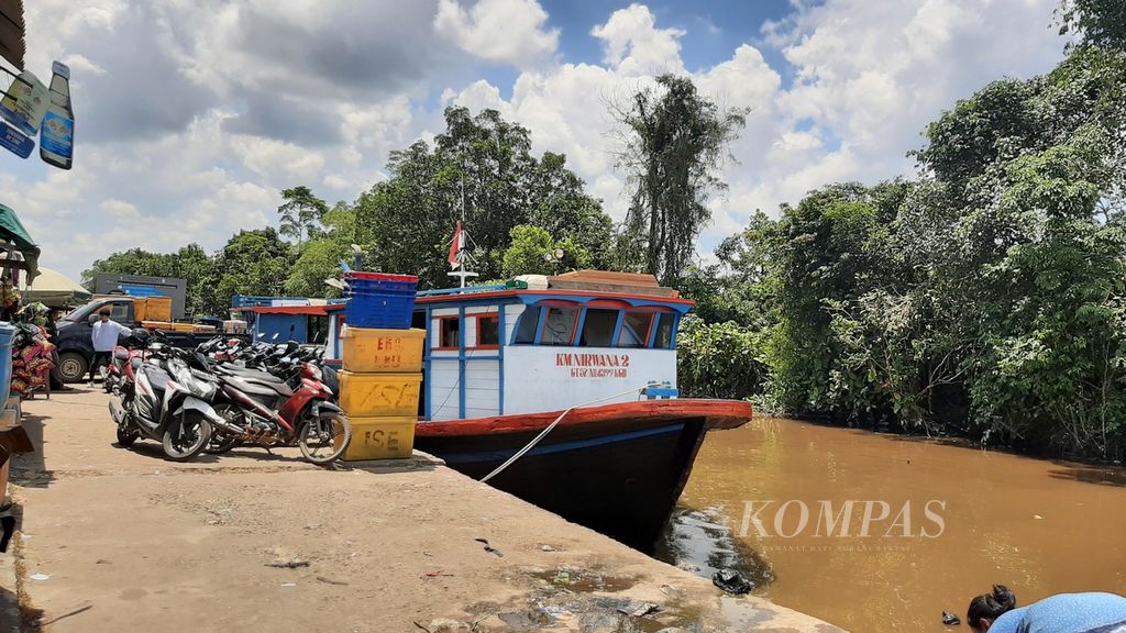 Mudik jalur sungai di Pelabuhan Rasau Jaya, Kabupaten Kubu Raya, Kalimantan Barat, Selasa (18/4/2023).