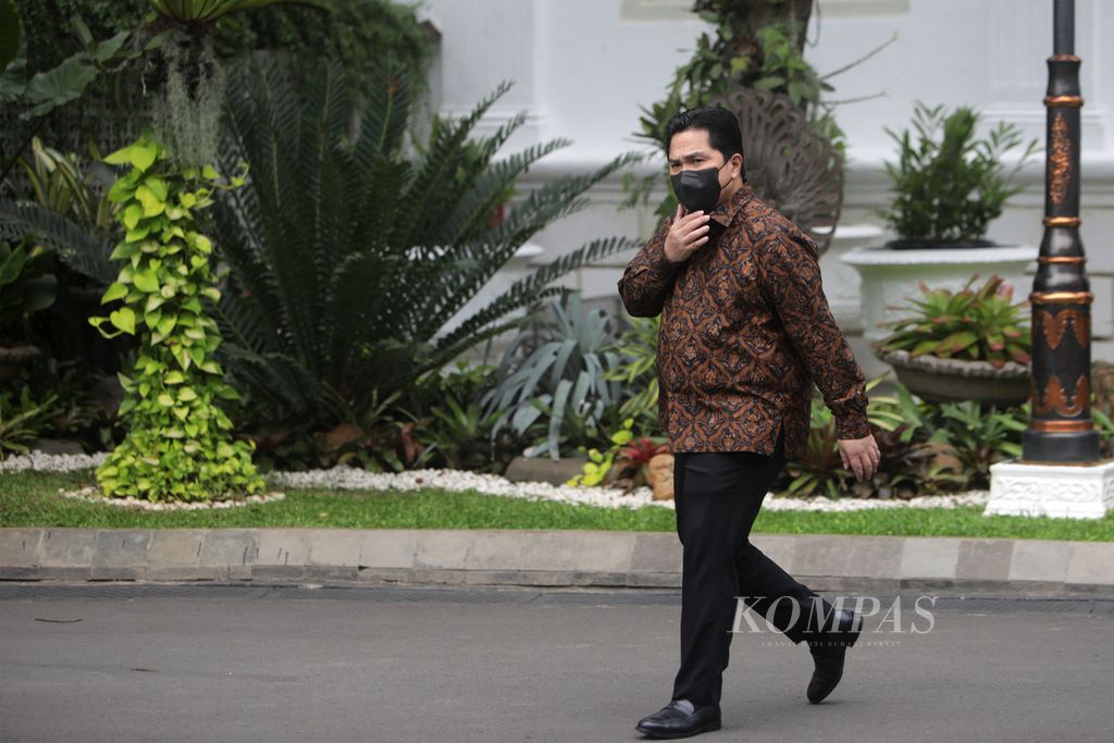Menteri BUMN Erick Thohir seusai mengikuti Sidang kabinet Paripurna di Kompleks Istana Presiden, Jakarta, Selasa (11/10/2022). Sejumlah permasalahan yang aktual seperti ancaman resesi, bencana alam, dan lainnya dibahas pada rapat tersebut. Rapat dipimpin Presiden Joko Widodo didampingi Wakil Presiden Ma'ruf Amin. KOMPAS/HERU SRI KUMORO 11-10-2022