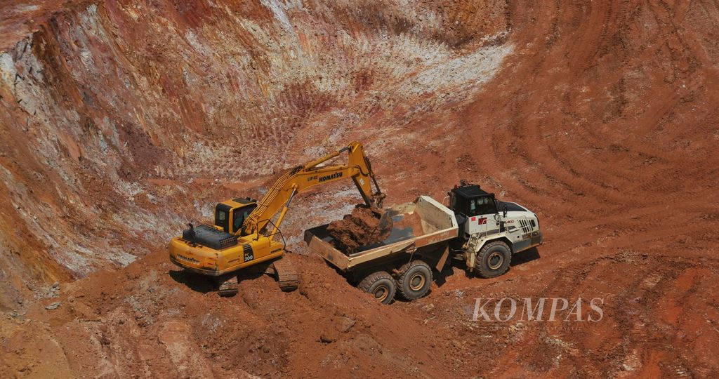 Kegiatan penambangan timah yang dikelola oleh PT Timah di tambang terbuka Pemali, Kabupaten Bangka, Bangka Belitung. Jumlah produksi normal di tambang terbuka Pemali berkisar 100-150 ton timah per bulan.