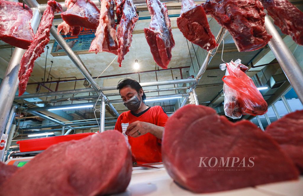 Pedagang daging sapi menunggu pembeli di pasar Mayestik, Kebayoran Baru, Jakarta Selatan, Minggu (13/3/2022). Harga daging sapi khas dalam saat ini berada di harga Rp 160.000 atau naik Rp 10.000 per kilogram. Sebelumnya para pedagang daging sapi sempat mogok berjualan memprotes melonjaknya harga daging sapi yang dinilai memberatkan pedagang kecil dan konsumen.