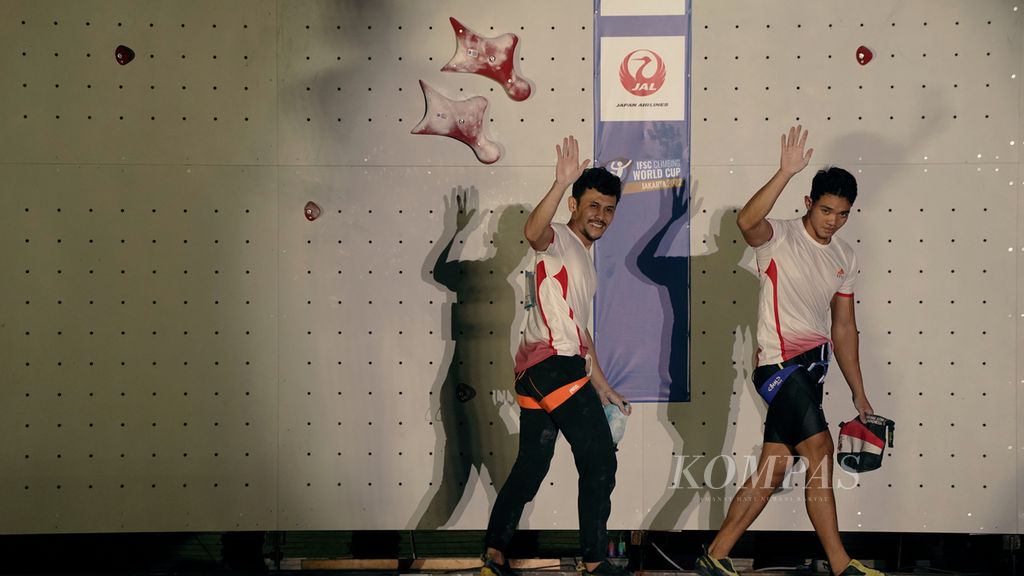 Atlet panjat tebing Indonesia, Veddriq Leonardo (kiri), melambaikan tangan bersama rekannya, Kiromal Katibin, dalam babak perdelapan final seri ke-12 Piala Dunia Panjat Tebing 2022 nomor kecepatan putra di SCBD Park, Jakarta, Sabtu (24/9/2022).
