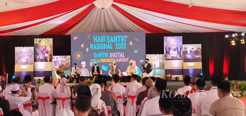 Para santri menceritakan pengalaman dan hasil mengikuti program santridigitalpreneur dalam peringatan Hari Santri Nasional 2022 di Ponpes An-Nawwawi Tanara, Kabupaten Serang, Banten, Jumat (28/10/2022).