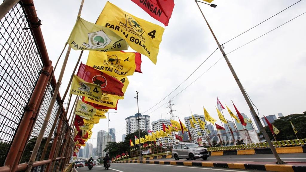 Bendera partai politik peserta Pemilu 2019 di kawasan Senayan, Jakarta Pusat, Jumat (5/4/2019).
