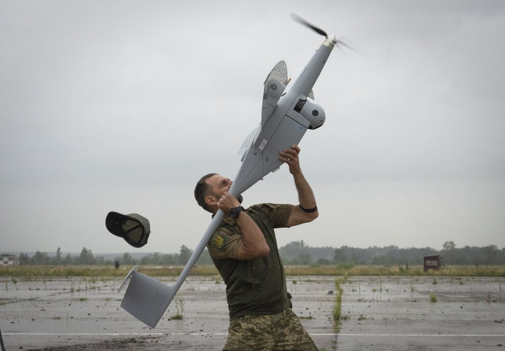Seorang prajurit Ukraina meluncurkan FlyEye WB Electronics SA, drone pengintai produksi Polandia, yang digunakan tentara Ukraina di wilayah Kyiv, 2 Agustus 2022. 