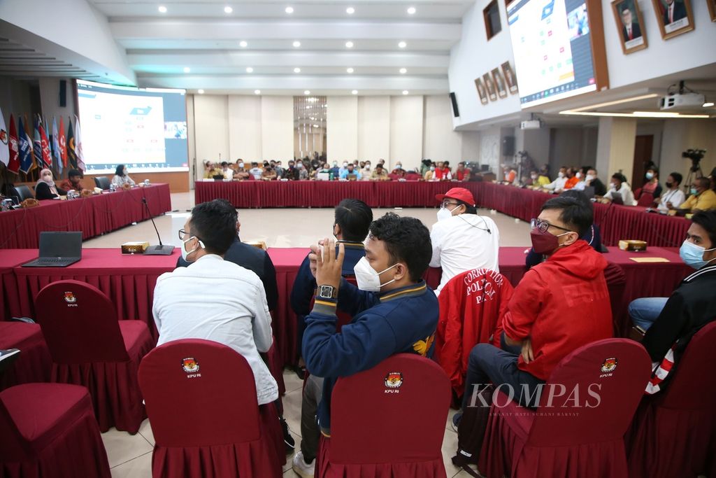 Perwakilan partai politik merekam data saat mengikuti rapat koordinasi integrasi dan migrasi data Sistem Informasi Partai Politik (Sipol) bersama partai politik di Gedung Komisi Pemilihan Umum, Jakarta, Jumat (17/6/2022). 