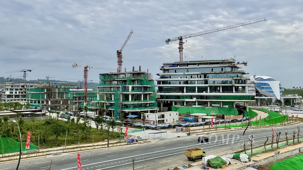 Suasana pembangunan Ibu Kota Nusantara, Selasa (13/8/2024). Menjelang upacara HUT Ke-79 RI di IKN pada 17 Agustus 2024, jumlah pekerja dikurangi karena akan digunakan untuk persiapan upacara pertama di IKN.