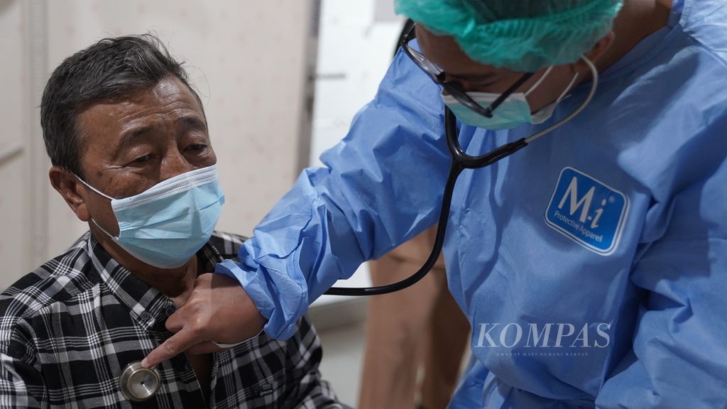 Dokter memeriksa dengan stetoskop pasien bergejala batuk di poli batuk dan infeksi saluran pernapasan akut (ISPA) di Puskesmas Kecamatan Cilincing, Jakarta Utara, Selasa (22/8/2023). Rata-rata dalam sehari sebanyak 20 pasien dengan gejala batuk dan sesak memeriksakan diri ke puskesmas tersebut.