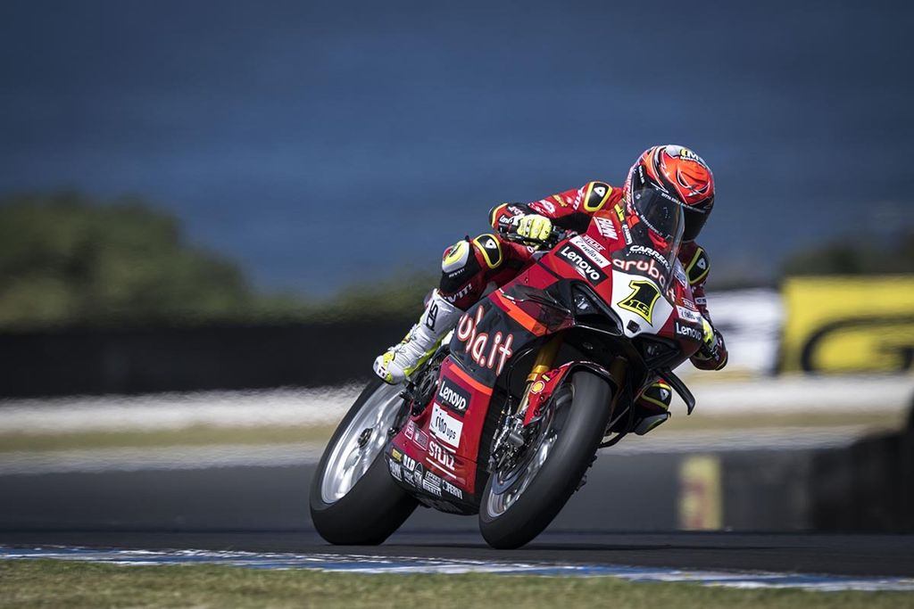 Alvaro Bautista, pebalap tim Aruba.it Racing-Ducati, memacu Panigale V4R dalam sesi latihan seri pertama Kejuaraan Dunia Superbike di Phillip Island, Australia. Juara bertahan Superbike itu memenangi balapan pertama Superbike 2023 seri Australia yang berlangsung dalam kondisi trek basah, Sabtu (25/2/2023).