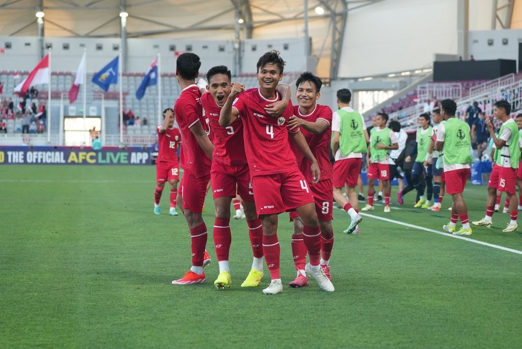 Pemain tim Indonesia U-23, Komang Teguh Trisnanda (tengah/4), merayakan golnya ke gawang Australia pada laga Grup A Piala Asia U-23 di Stadion Abdullah bin Khalifa, Doha, Qatar, Kamis (18/4/2024). Indonesia menang dengan skor 1-0.