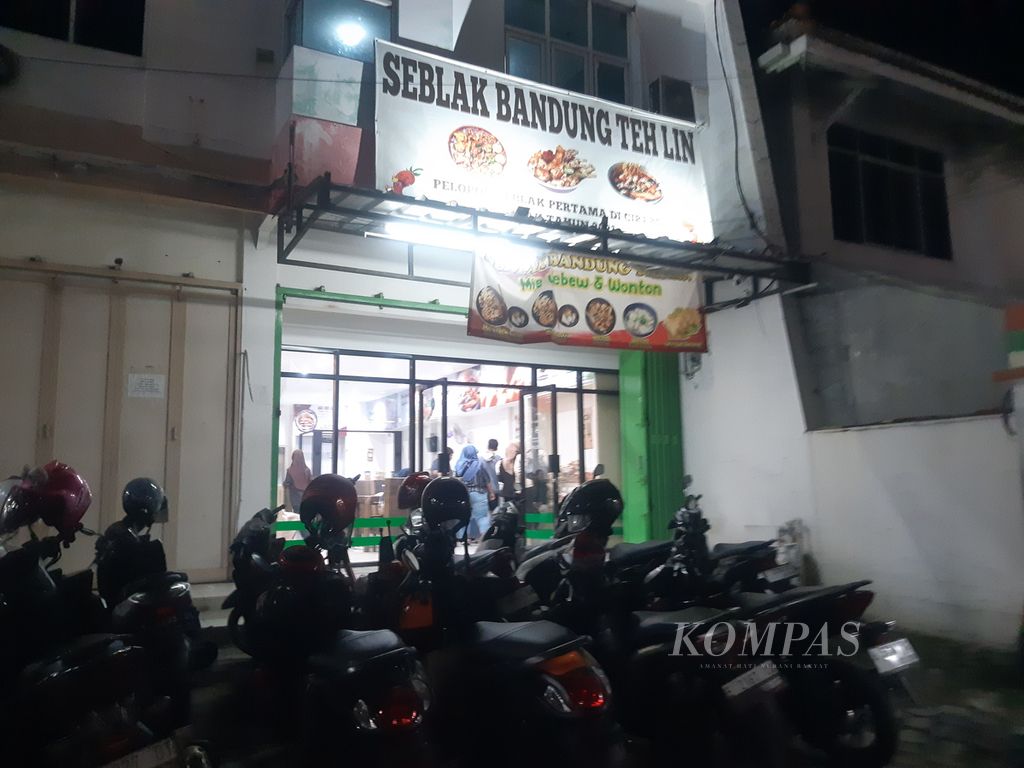 Tempat parkir di Seblak Bandung Teh Lin di Jalan Moh Toha, Kota Cirebon, Jawa Barat, penuh, Jumat (19/4/2024) malam.