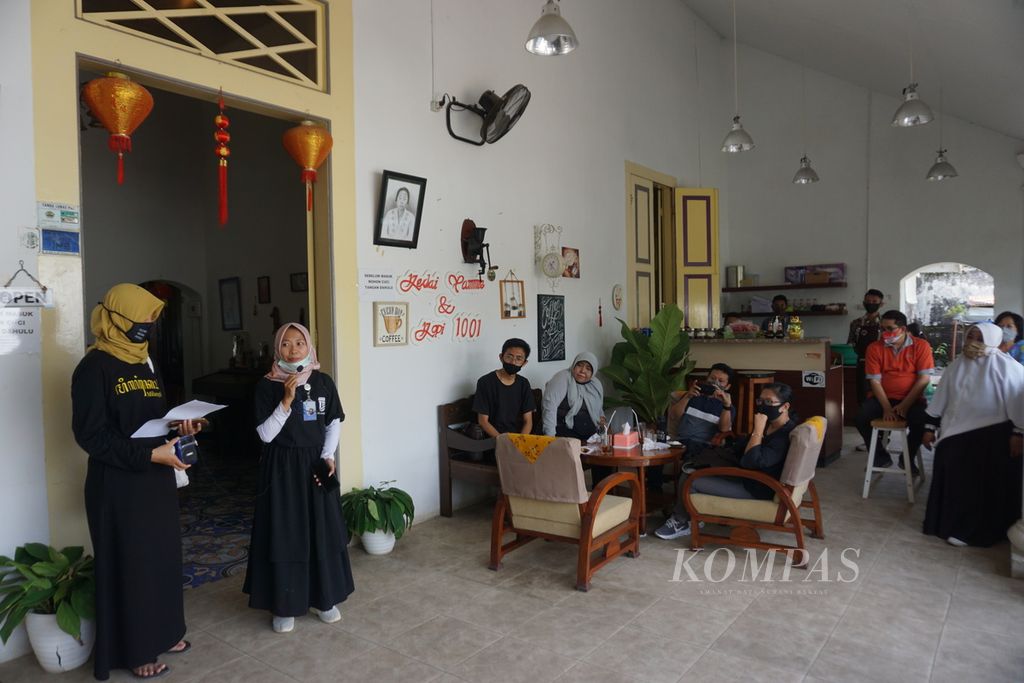 Wisatawan mendengarkan penjelasan di Kedai Yammie 1001 Banyumas, Jawa Tengah, Sabtu (17/10/2020).
