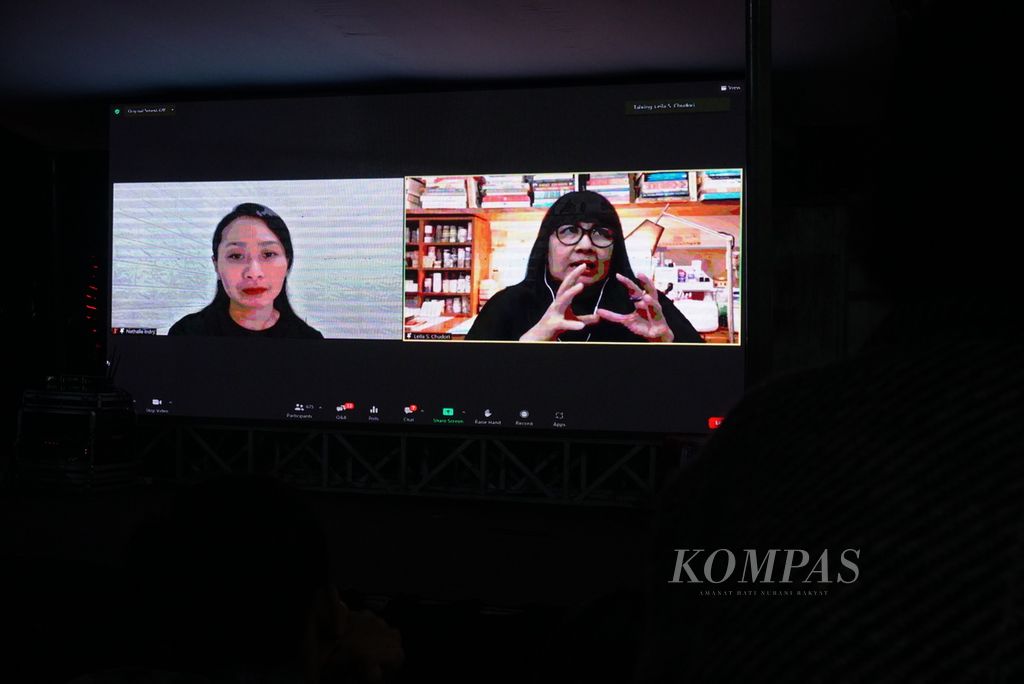 Penulis <i>Laut Bercerita</i>, Leila S Chudori (kanan), tampil secara daring setelah pemutaran film pendek yang mengisahkan isi bukunya, Sabtu (22/10/2022), di Toko Buku Gramedia, Manado, Sulawesi Utara.