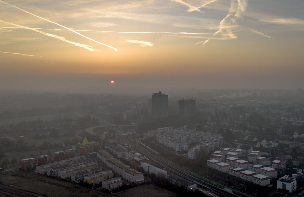 Matahari terbit di pinggiran Frankfurt, Jerman, pada pagi yang berkabut, 28 Februari 2024. 