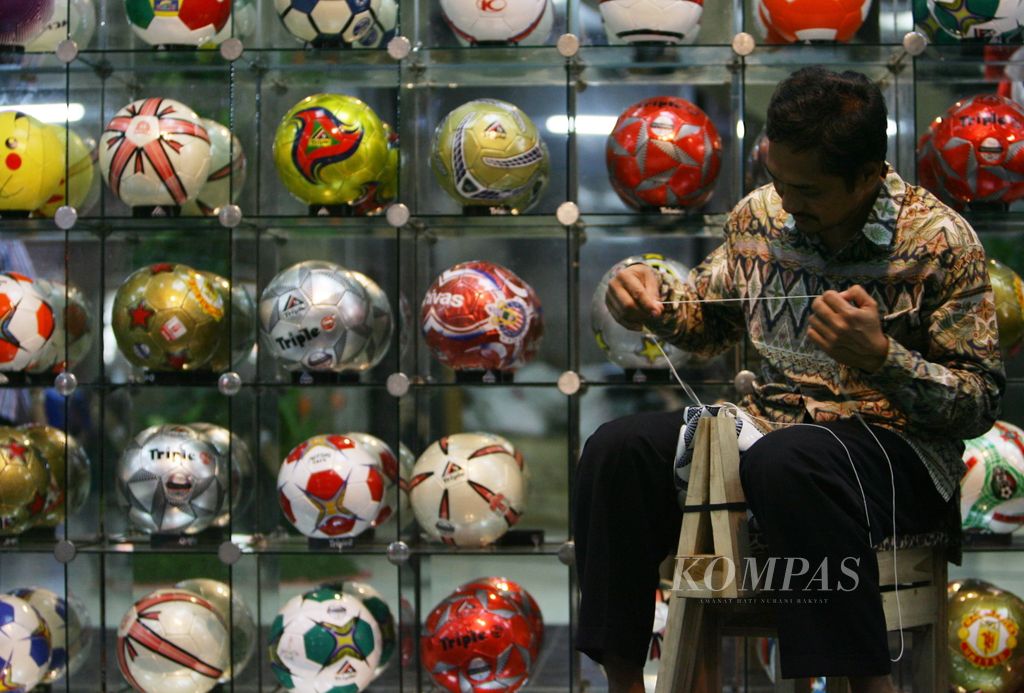 Demam olahraga futsal yang marak belakangan ini ikut mendongkrak industri pembuatan bola sepak, seperti PT Sinjaraga Santika Sport yang memamerkan produknya di Departemen Perindustrian, Jakarta, beberapa waktu lalu. Sebagian besar produk perusahaan itu juga diekspor. (31/07/2007)