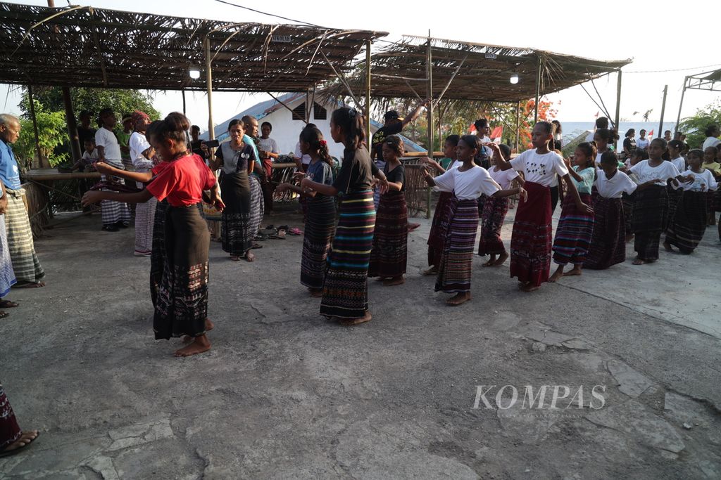 Anak-anak menari menyambut para tamu dalam pembukaan Festival Tani Tenane Fule Penete di Desa Lamalera A, Kabupaten Lembata, Nusa Tenggara Timur, Senin (20/11/2023). 