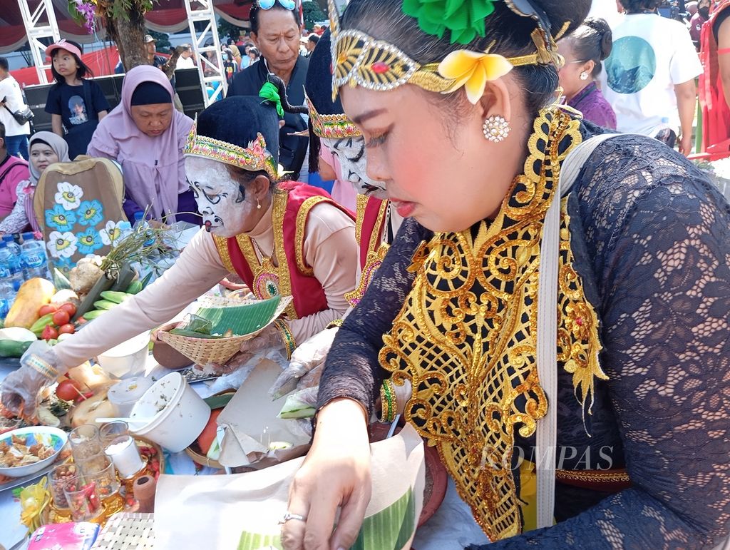 Peserta dari Persatuan Pedalangan Indonesia (Pepadi) Surabaya mempersiapkan rujak cingur dalam Festival Rujak Uleg di Taman Surya, Balai Kota Surabaya, Jawa Timur, Minggu (19/5/2024). Festival Rujak Uleg ini untuk menyambut hari jadi Surabaya.