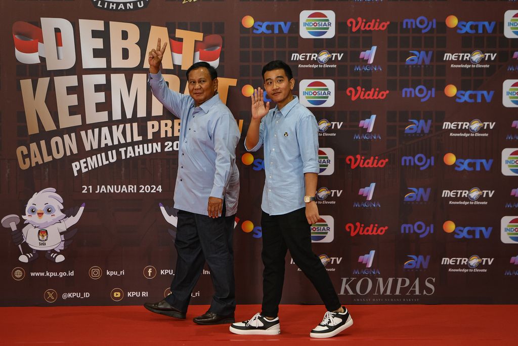 Pasangan capres-cawapres nomor urut 2, Prabowo Subianto (kiri) dan Gibran Rakabuming Raka, tiba di Jakarta Convention Center, Minggu (21/1/2024). 