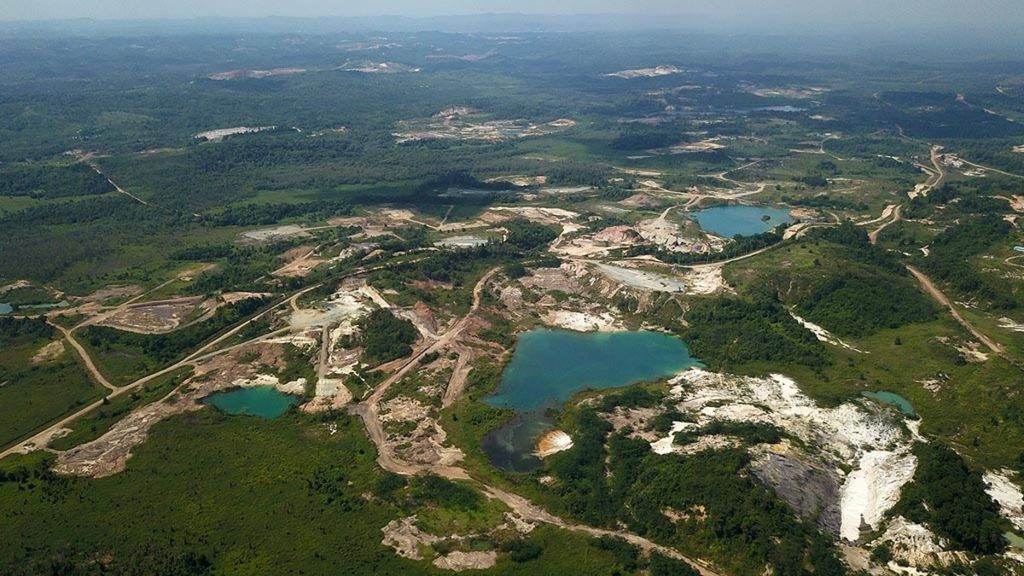 Beberapa lubang besar bekas tambang dibiarkan terbuka dan tidak direklamasi di Anggana, Kutai Kartanegara, kalimantan Timur, Minggu (25/11/2018). Eksplorasi tambang batubara di Kalimantan Timur berdampak curuk buruk terhadap kondisi lingkungan.